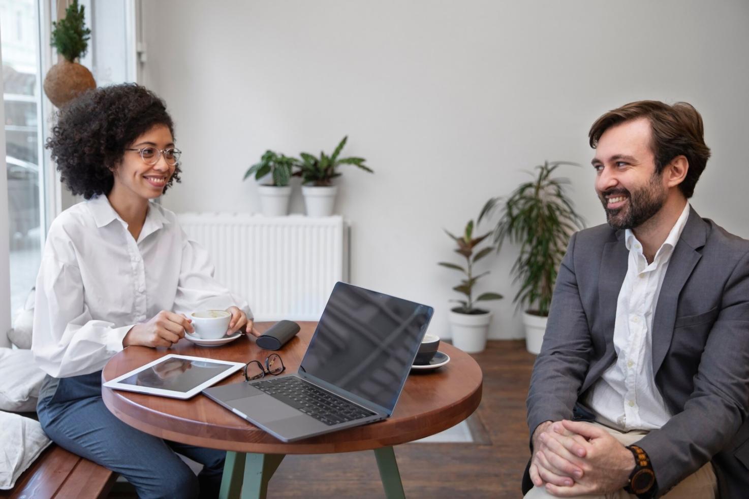 Tableau de bord montrant l'évolution des finances personnelles sur plusieurs mois